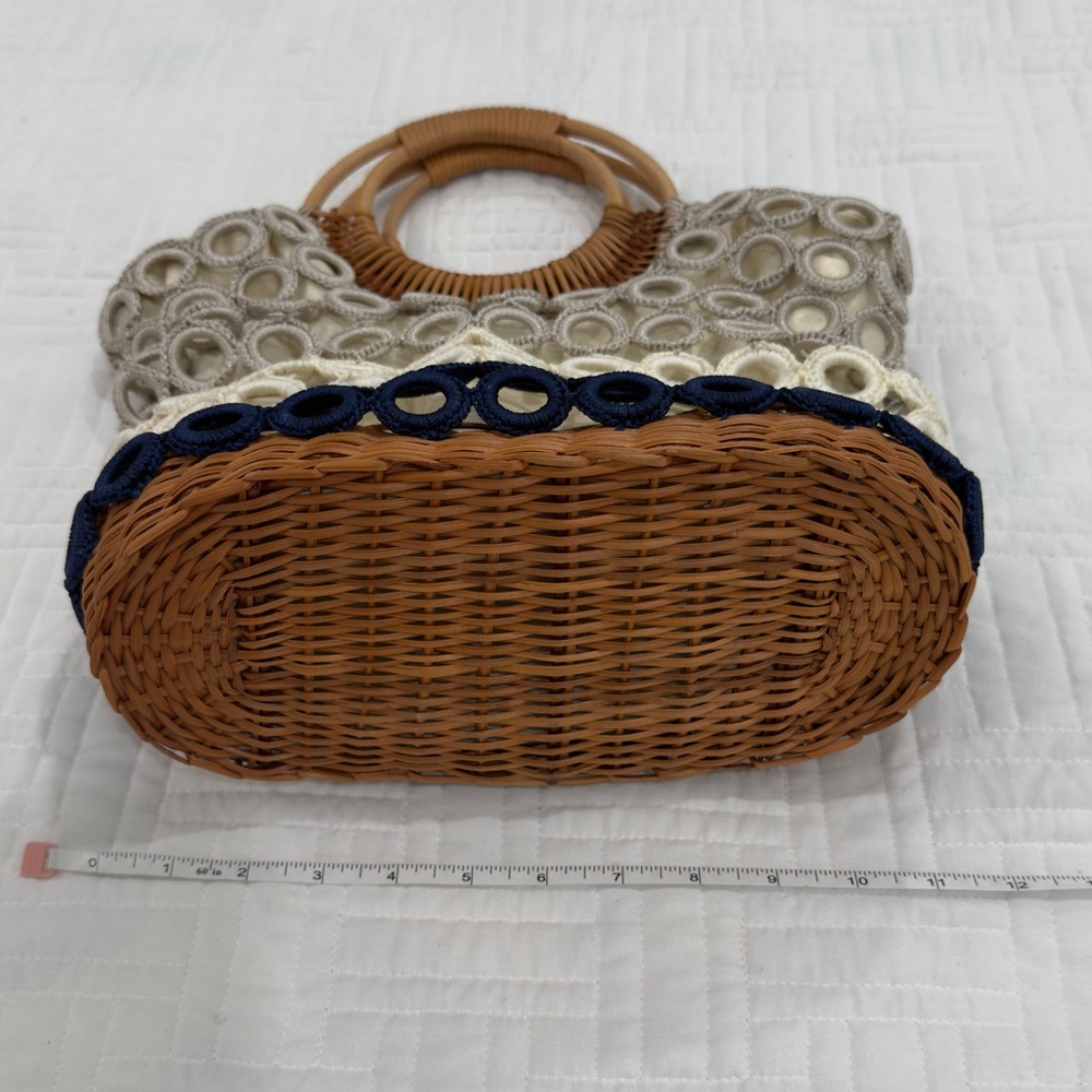 Chic Circular Pattern Tote in Cream, Gray, and Navy‎ - Picture 4 of 5